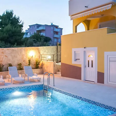 Cozy In Rogoznicko Zečevo