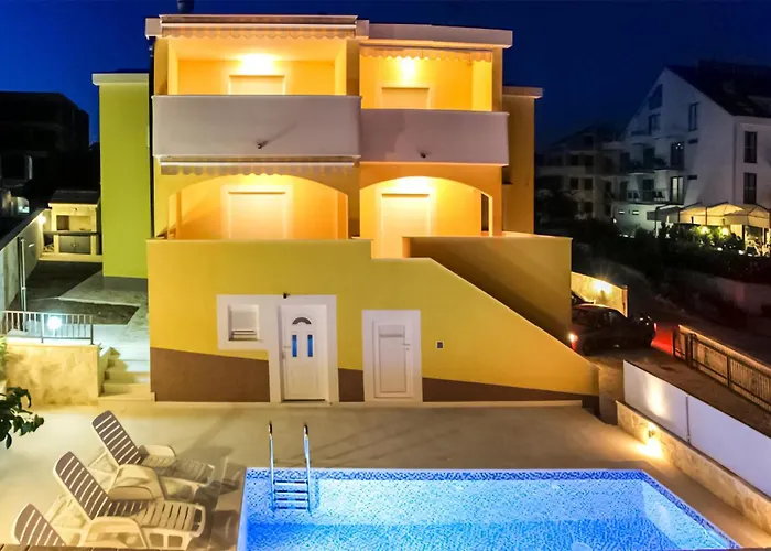 Cozy In Rogoznicko Zečevo